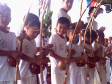 Crianças aprendem capoeira no Amorim Lima, 2006.